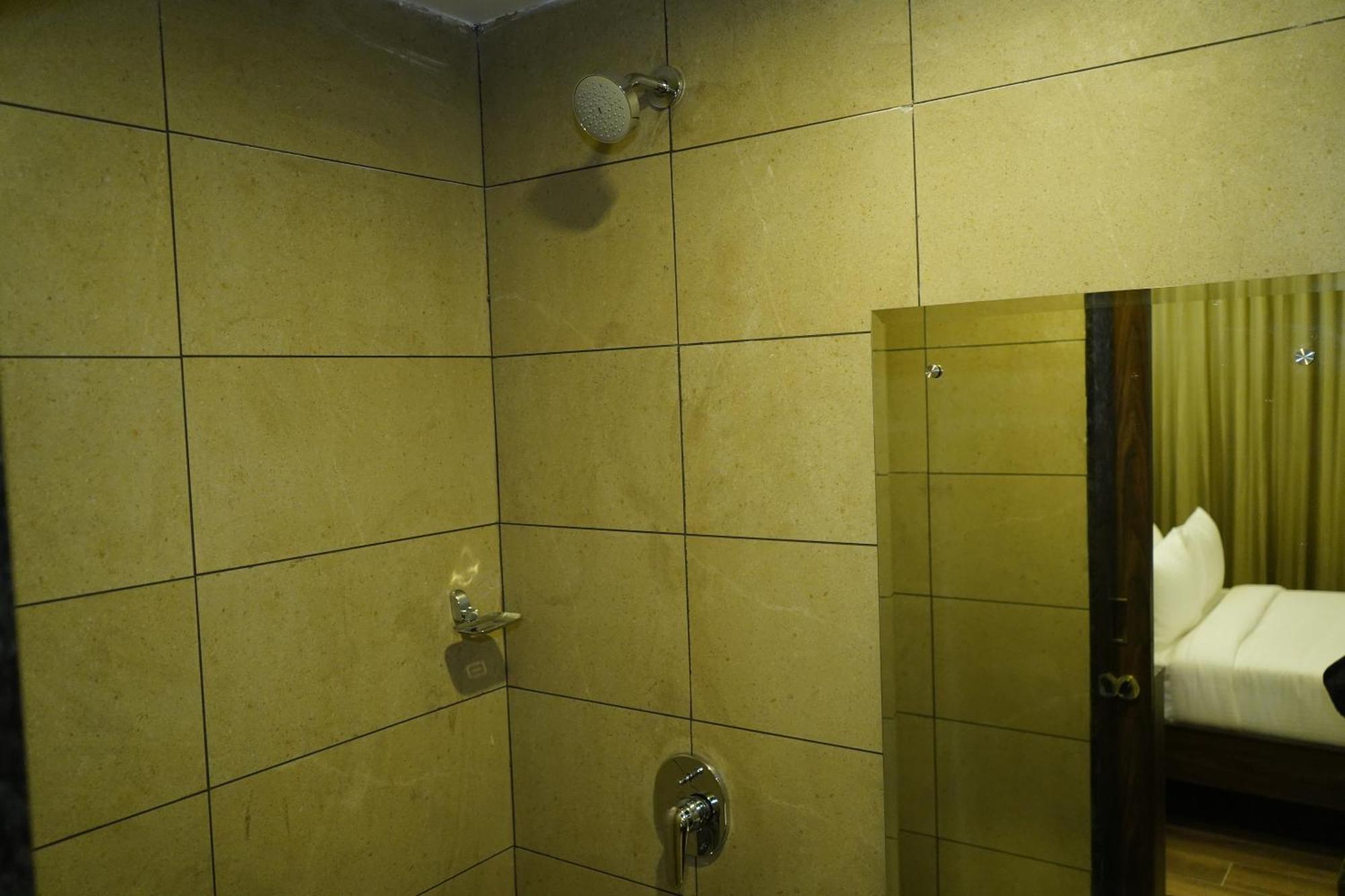 Jaag Hotel Chennai Bagian luar foto